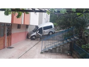 Kontrolden çıkan araç binaya çarparak durabildi: 3 yaralı