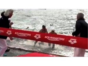 Yarışı kazanabilmek için çocuk sporcuyu iterek denize düşürdü