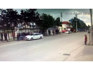 Kontrolden çıkan otomobil vatandaşların servis beklediği durağa daldı