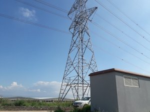 Yüksek gerilim enerji nakil hattına yıldırım düştü