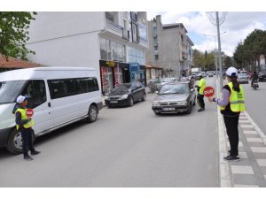 Yol kontrolü yapan öğrenciler sürücülerden trafik kurallarına uymalarını istedi