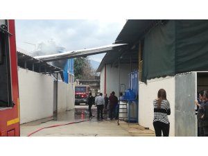 Fabrikanın soğutma tankında çıkan yangın korkuttu