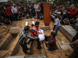 İşgalci terörist İsrail 4 aylık bebek ile ailesini katletti