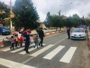 Jandarma okul önlerindeki yaya geçitlerini denetledi