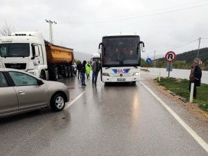 Yolcu otobüsü ile otomobil çarpıştı: 2 yaralı