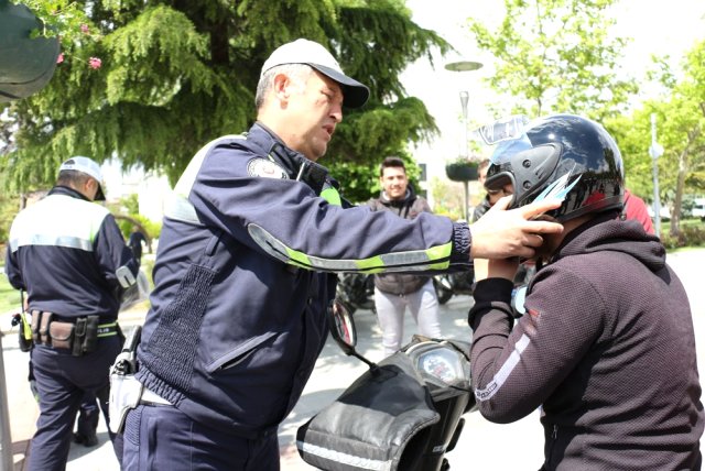 Konya'da Motosiklet Sürücülerine Kask Dağıtıldı