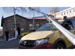 Elektrik direği taksinin üzerine devrildi