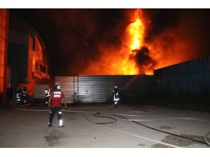 Adana’da geri dönüşüm fabrikası alev alev yandı
