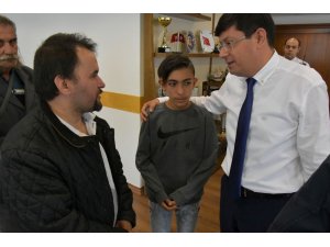 Başkan Özcan’dan 13 yaşındaki Berkay’a anlamlı hediye