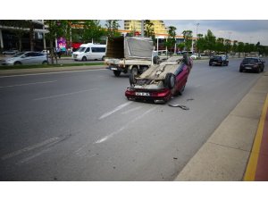Maltepe’de takla atan araçtan burunları bile kanamadan çıktılar