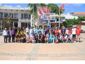 Çeşme’de sokak basketbolu etkinliği