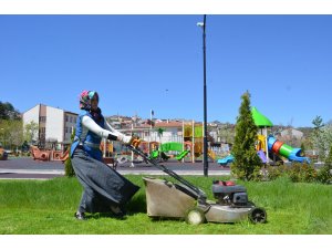 Park ve bahçelere kadın eli değdi
