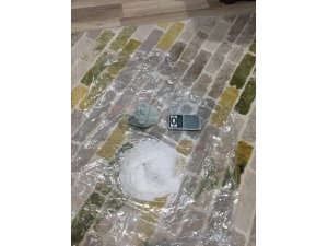 Valizin iç kısmına yerleştirilen borulardan uyuşturucu çıktı