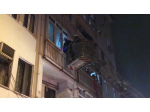 Evde mahsur kalan yaşlı kadına merdivenli kurtarma