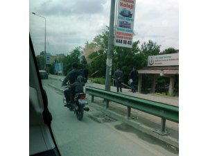 Küçük çocuğun motor üzerindeki tehlikeli yolculuğu