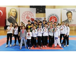 Salihlili karateciler Denizli’de fırtına gibi esti