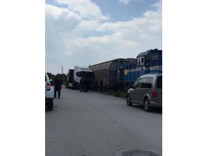 Park halindeki tıra tren çarptı