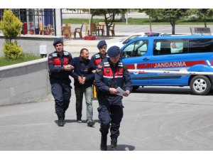Jandarma cezaevi firarisini saklandığı evde yakaladı