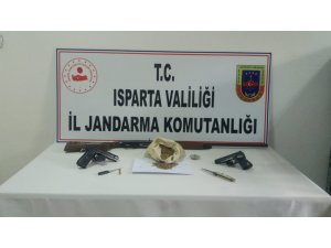 Köy evinde ruhsatsız silahlar ve kenevir tohumu ele geçirildi