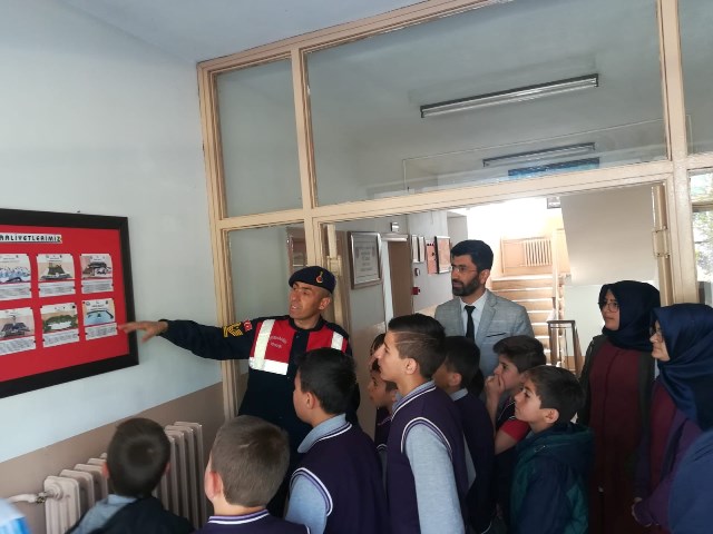 Hüyük'te öğrencilerden jandarmaya ziyaret etti