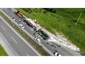 Silivri’de TEM otoyolunda devrilen un yüklü tır havadan görüntülendi