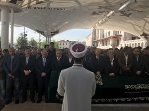 DÜZELTME - "Binali Yıldırım, Tufan Albayrak'ın cenazesine katıldı" başlıklı haberimizin girişinde yer alan, "Mustafa Albayrak'ın babası Tufan Albayrak" ifadesi kaynağından "Tufan Albayrak&q