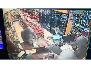 İzmir’de silahlı soygun anı kamerada