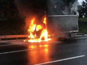 Esenler’de kamyonet alev alev yandı