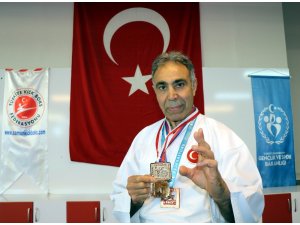 42 yıl sonra çağrıldığı milli takımda Balkan şampiyonu oldu