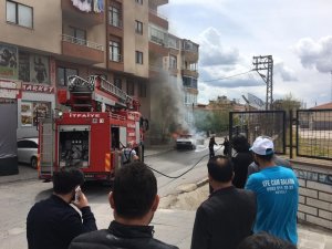 Seyir halindeki araç alev aldı