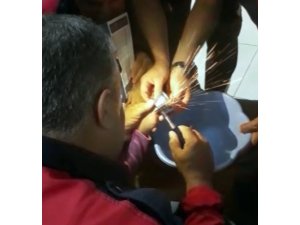 Küçük kızın kapı açma makarasına sıkışan parmağını itfaiye çıkardı