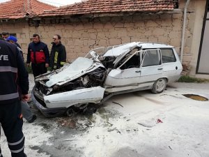 Otomobil tıra çarptı: 1 yaralı