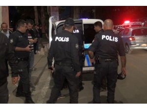 İş için, kendini zincirledi