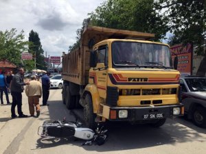 Motosikletli gençler ölümden döndü