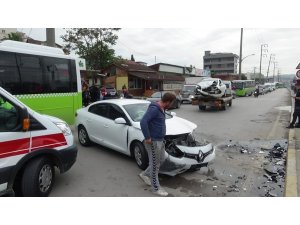 İki otomobil kafa kafaya çarpıştı: 2 yaralı