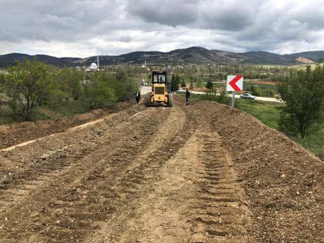 Hüyük'te dış mahallelerin yolları genişletiliyor