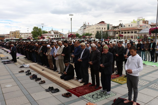 Konya'da Ramazan'ın ilk cuma namazında camiler doldu taştı