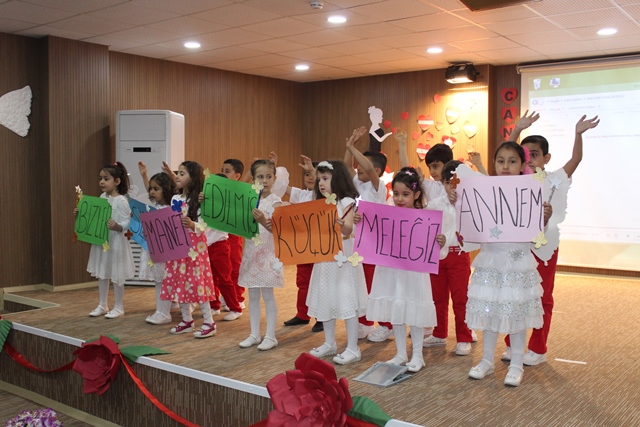 Öğrencilerden Anneler Günü etkinliği