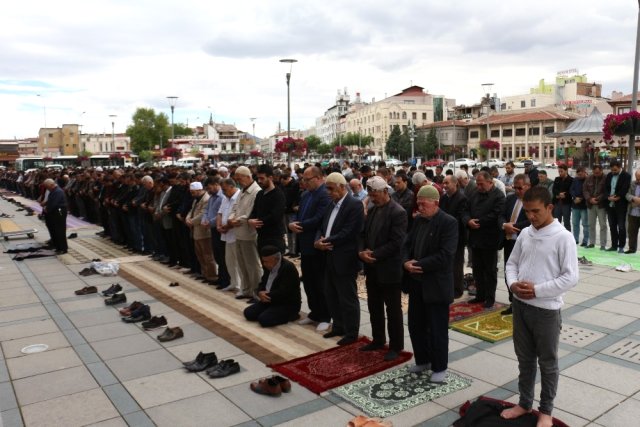 Konya'da Ramazan'ın İlk Cuma Namazında Camiler Doldu Taştı