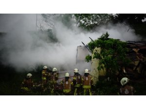 Tuzla’da boş gecekonduda yangın