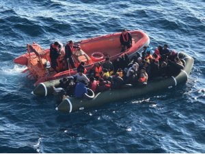 Kuşadası Körfezi’nde “drone” ile tespit edilen 41’i çocuk 107 kaçak göçmen yakalandı