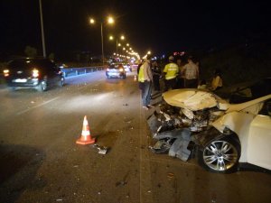 Hatay’da 2 otomobil ve bir kepçe birbirine girdi