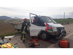 Kamyonet ile otomobil kafa kafaya çarpıştı: 3 yaralı