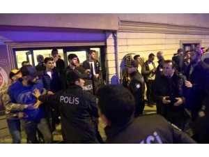 Rehin aldığı kız arkadaşlarını darp etti