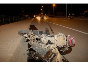 Otomobille çarpışan motosikletle hurdaya döndü: 1 ölü, 1 yaralı