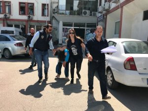 Yaşlı adamları dolandıran kadın, görüntülenmemek için elinden geleni yaptı