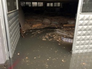 Dükkanını 2 metre su basan iş yeri sahibi gözyaşlarına hâkim olamadı