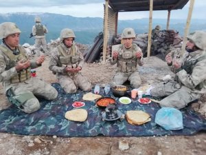 Siirt’te Mehmetçik görev başında iftarını açıyor