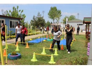 Üniversiteli abi ve ablalarıyla spor yapıp stres attılar