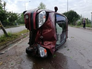 Ağaca çarpıp, yan yatan otomobilden burnu bile kanamadan çıktılar